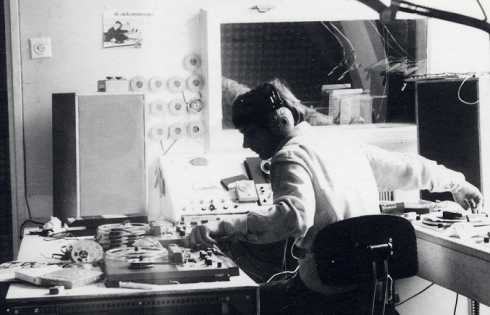 Ruud Stammis achter de eerste regietafel (voorjaar 1970)