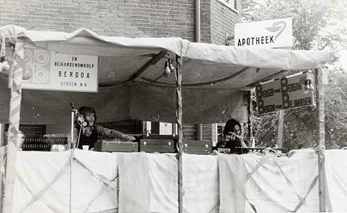 Kees Feld en Ruud Stammis in de stand voor de apotheek